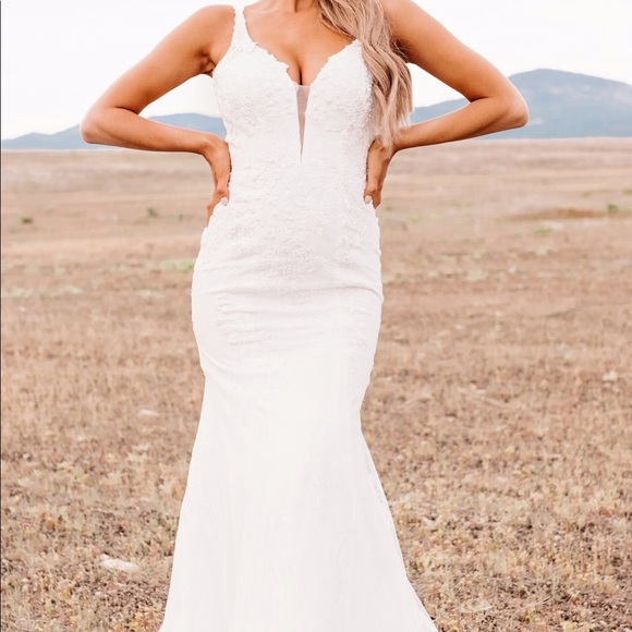 Wedding gown - Picture 1 of 3